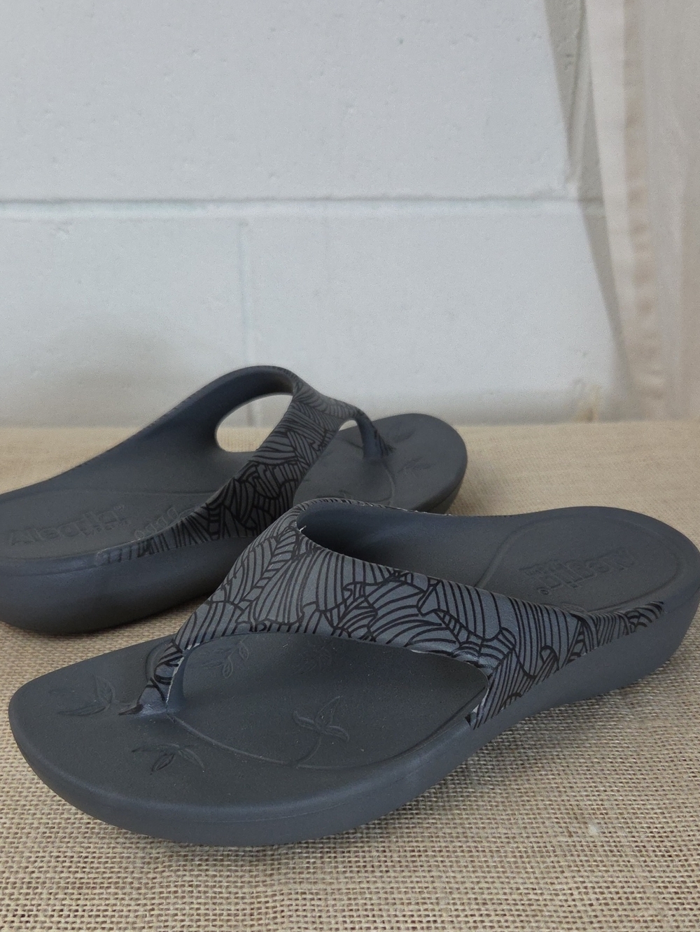 Alegria ODE Gray Patterned Foam Flip Flop Thong Sandals Sz37 Sz7